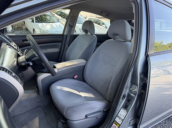 Toyota Prius 12 of 16