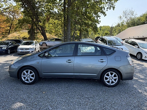 Toyota Prius 8 of 16
