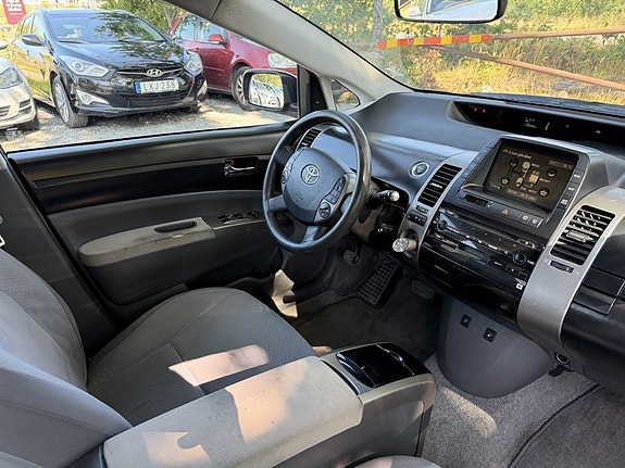 Toyota Prius 9 of 16