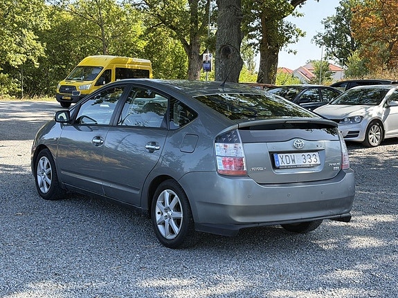 Toyota Prius 7 of 16