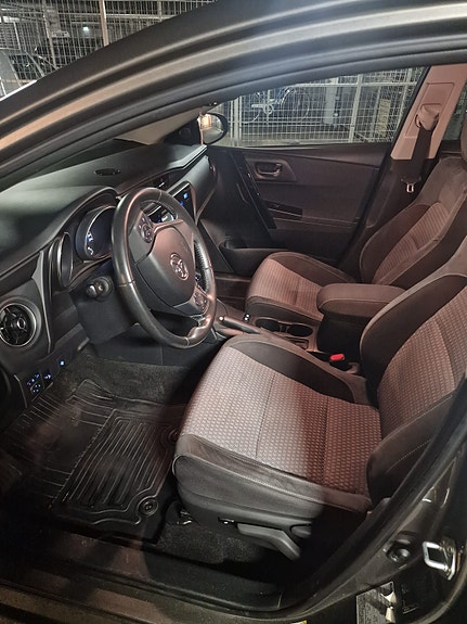 Toyota Auris 6 of 9