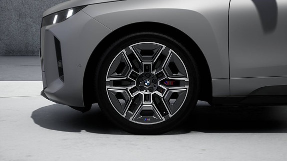 BMW iX 4 of 11