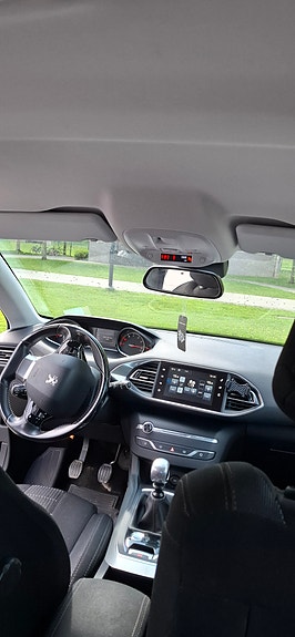 Peugeot 308 SW 2 of 11