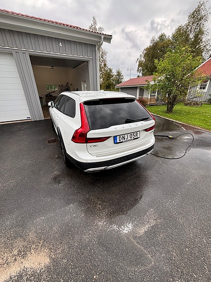 Volvo V90 Cross Country 2 of 7
