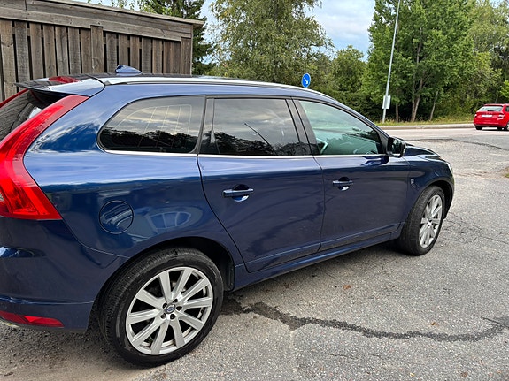Volvo XC60 2 of 13