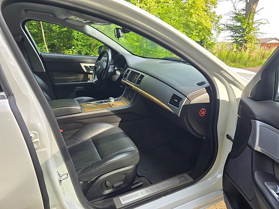 Jaguar XF 8 of 13