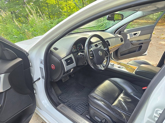 Jaguar XF 12 of 13