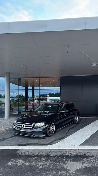 Mercedes-Benz E220 2 of 13