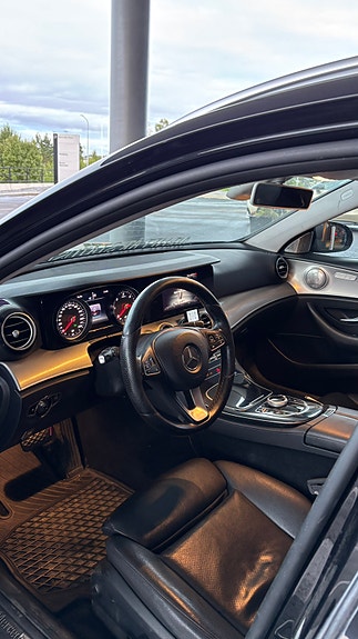 Mercedes-Benz E220 7 of 13