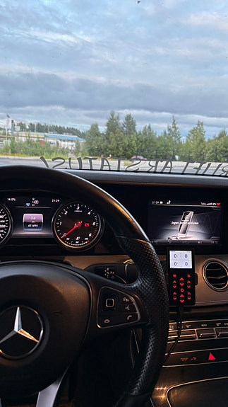 Mercedes-Benz E220 8 of 13