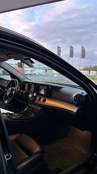 Mercedes-Benz E220 9 of 13