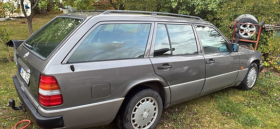 Mercedes-Benz 300 TE-24 2 of 7