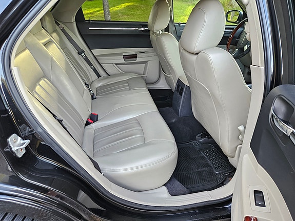 Chrysler 300C 13 of 27
