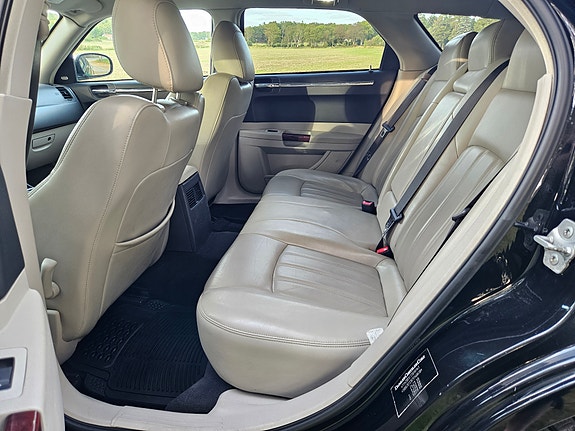 Chrysler 300C 12 of 27