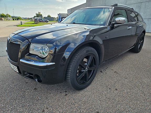 Chrysler 300C 2 of 27