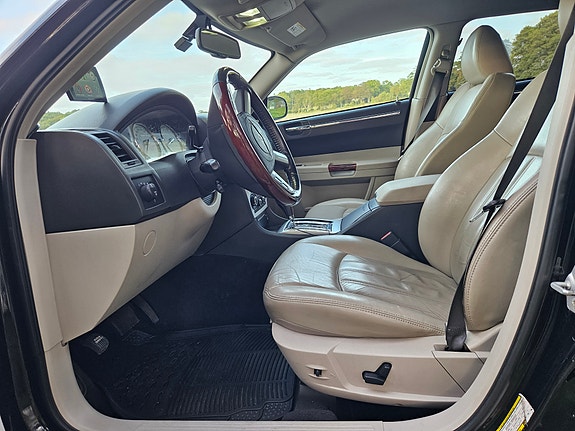 Chrysler 300C 10 of 27