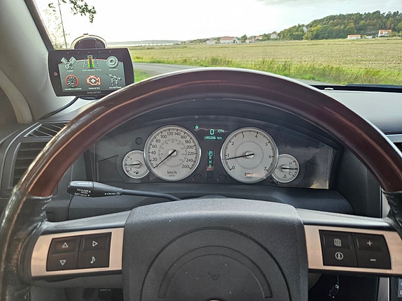 Chrysler 300C 16 of 27