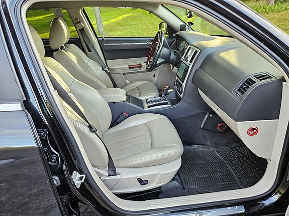 Chrysler 300C 14 of 27