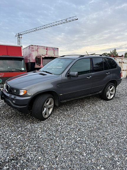 BMW X5 2 of 6