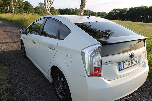 Toyota Prius Plug-in Hybrid 4 of 10