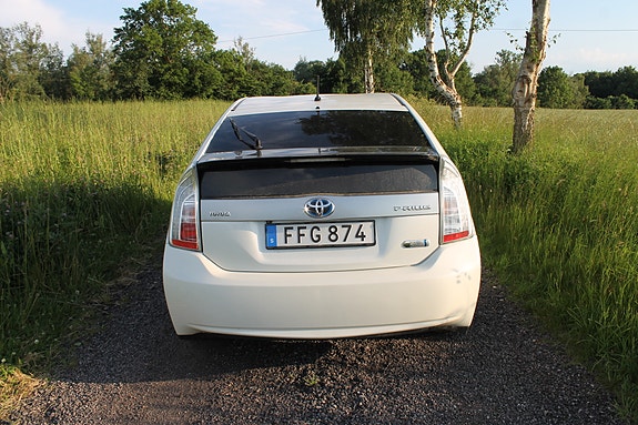 Toyota Prius Plug-in Hybrid 6 of 10