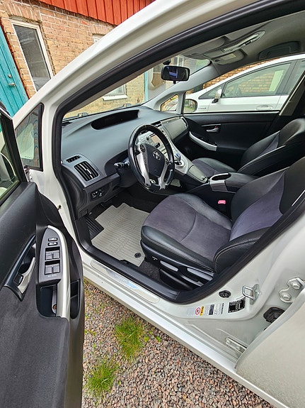 Toyota Prius Plug-in Hybrid 7 of 10