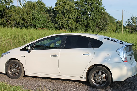 Toyota Prius Plug-in Hybrid 3 of 10