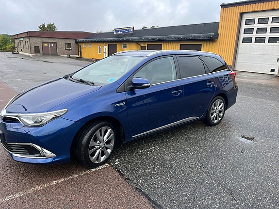 Toyota Auris 2 of 9