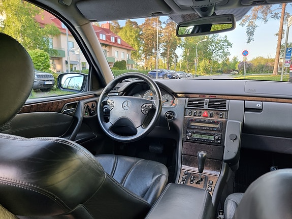 Mercedes-Benz E55 3 of 4