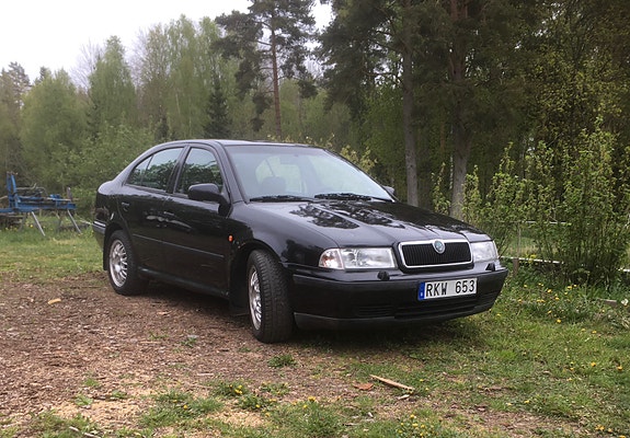 Skoda Octavia 2 of 4