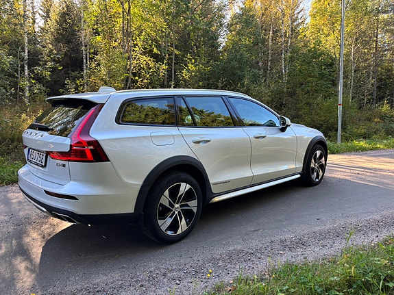Volvo V60 Cross Country 3 of 12
