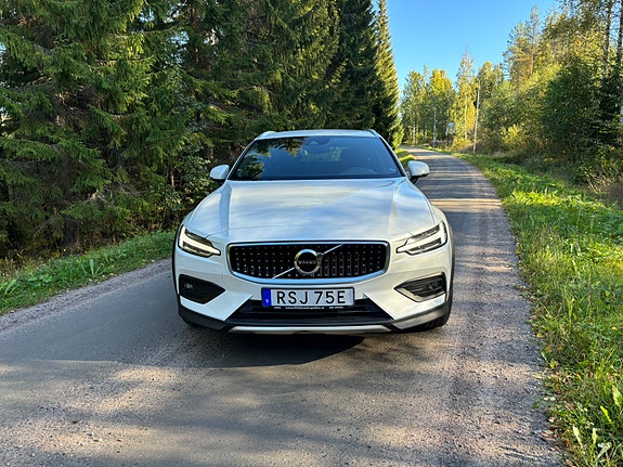 Volvo V60 Cross Country 4 of 12