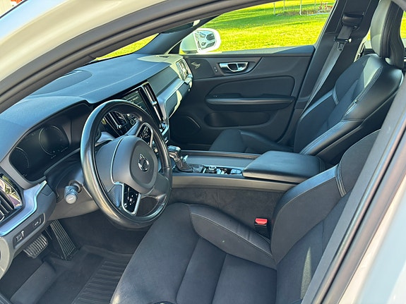 Volvo V60 Cross Country 7 of 12