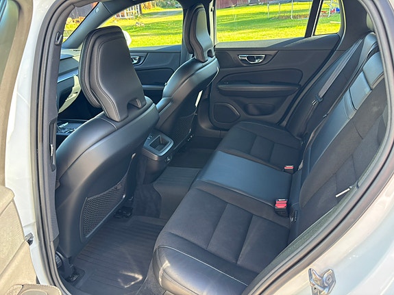 Volvo V60 Cross Country 9 of 12