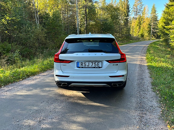 Volvo V60 Cross Country 5 of 12