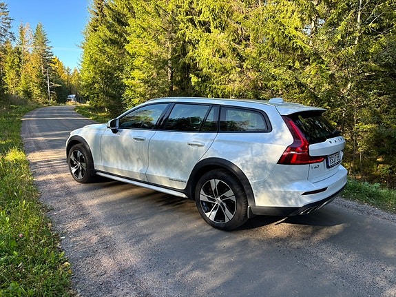 Volvo V60 Cross Country 2 of 12