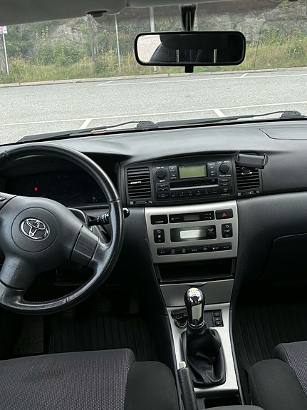 Toyota Corolla 3 of 6