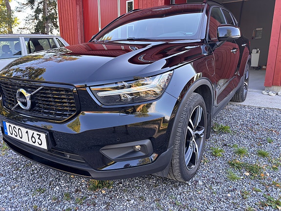 Volvo XC40 2 of 6