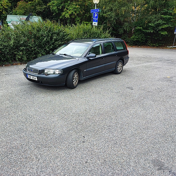 Volvo V70 2 of 8