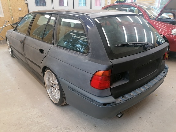 BMW 528i 4 of 8