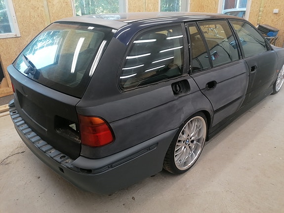 BMW 528i 3 of 8