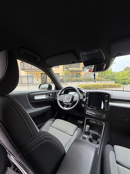 Volvo XC40 4 of 8