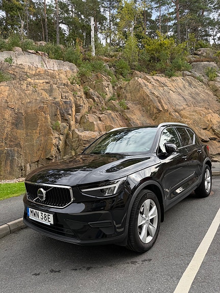 Volvo XC40 2 of 8