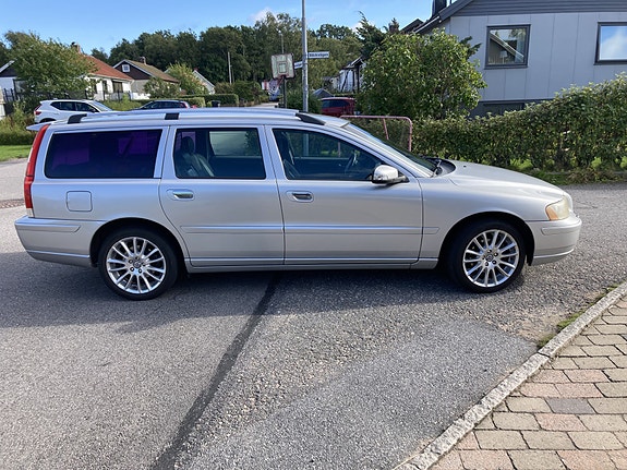 Volvo V70 2 of 5
