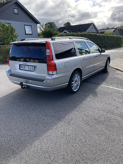 Volvo V70 3 of 5