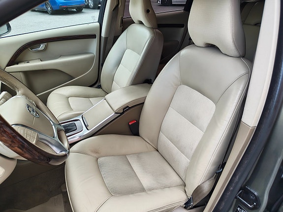 Volvo V70 16 of 25