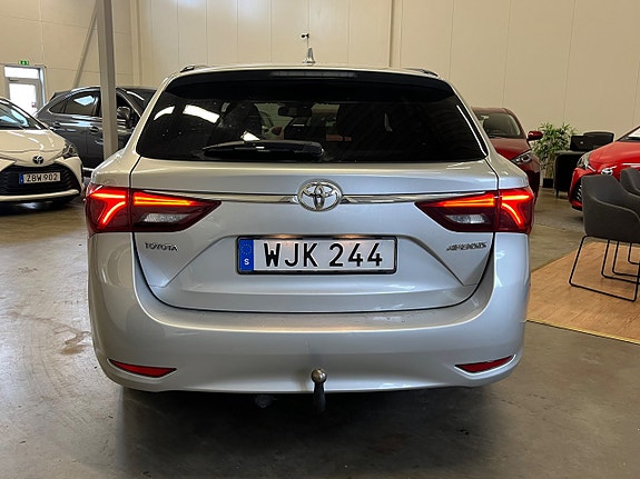 Toyota Avensis 5 of 13