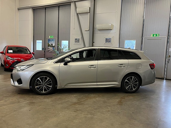 Toyota Avensis 2 of 13