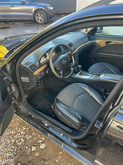 Mercedes-Benz E320 5 of 10