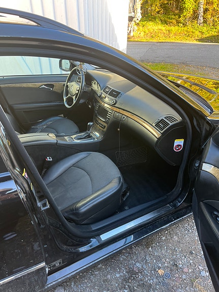 Mercedes-Benz E320 6 of 10